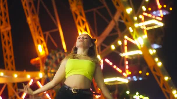 Gyönyörű Szőke Lány Táncol Vidámparkban Esténként Óriáskerék Háttérben Kiváló Minőségű — Stock videók