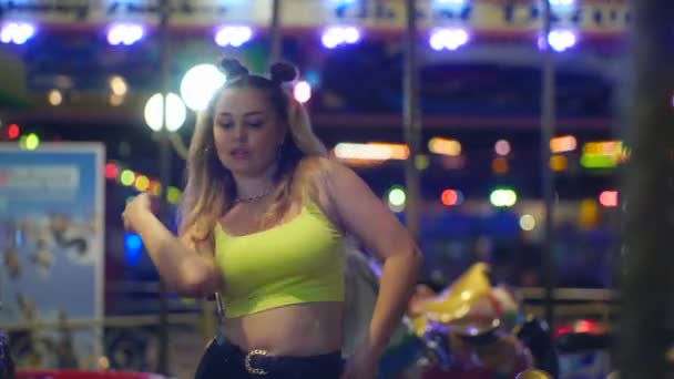Akşamları Eğlence Parkında Dans Eden Güzel Sarışın Kız Arka Planda — Stok video