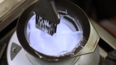 Siyah plastik karıştırma kabında saç boyası tozu. Yüksek kalite 4k görüntü