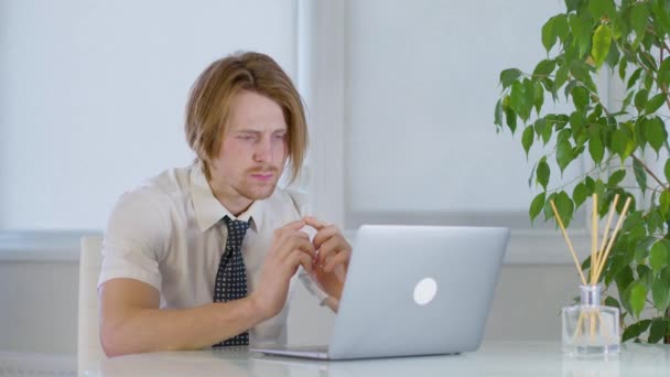 Рыжий Молодой Мужчина Работающий Офисе Внимательно Слушает Видеозвонок Высококачественные Кадры — стоковое видео