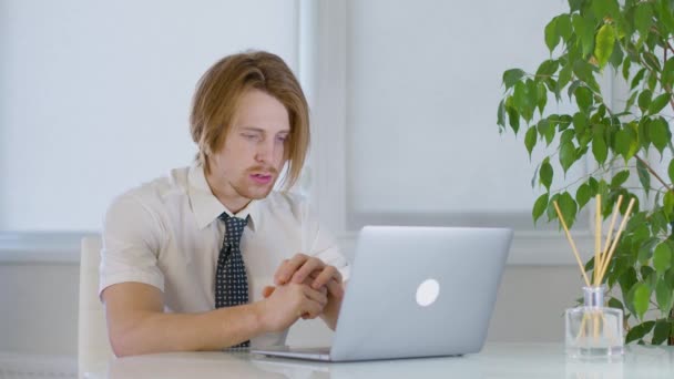 Ofisteki Kızıl Saçlı Genç Erkek Işçi Dediğini Anlamıyor Yüksek Kalite — Stok video