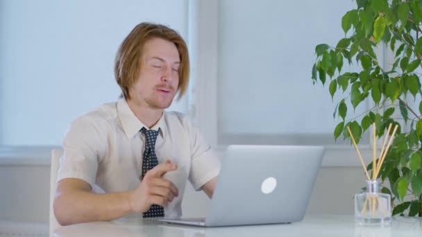 办公室里红头发的年轻男工 大声的视频呼叫 高质量的4K镜头 — 图库视频影像