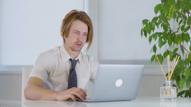Rödhåriga Unga Manliga Arbetare Office Abrupt Stänger Laptop Fear Högkvalitativ — Stockvideo