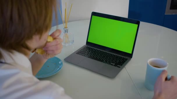 Ofisteki Kızıl Saçlı Genç Erkek Işçi Ellerini Sallayan Yeşil Ekran — Stok video