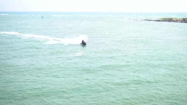 Hombre Conduciendo Una Moto Acuática Paseos Mar Azul Día Soleado — Vídeo de stock
