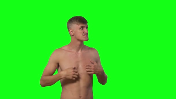 若いハンサムな男楽しいパロディー猿 ネアンデルタールの緑の画面 高品質4K映像 — ストック動画