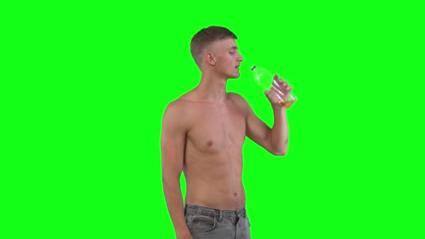 Mladý Atraktivní Chlap Atletický Tělo Pití Transparentní Láhev Vody Zelená — Stock video