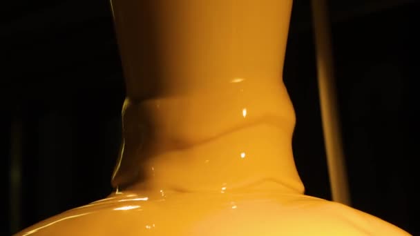Гарячий Розтоплений Шоколад Тече Вниз Фонтану Каскаду Повільному Русі Високоякісні — стокове відео