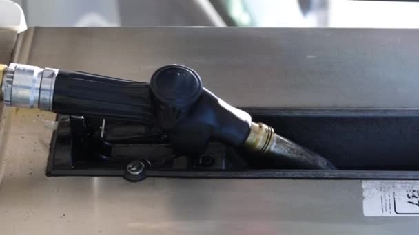 Benzin Istasyonundaki Benzin Pompasında Yakıt Doldurma Tabancası Yakın Plan Artan — Stok video