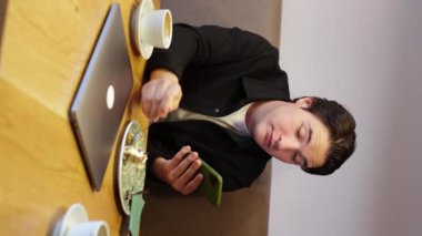 Ofis çalışanı öğle yemeğinde telefonla konuşuyor, kek yiyor ve sohbet ediyor. Yüksek kalite 4k görüntü