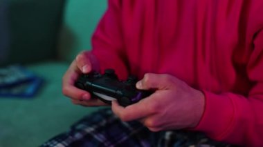 Oyun konsolu oynamak için el ele tutuşan yakın çekim. Kontrolü elinde tutan adam. Yüksek kalite 4k görüntü