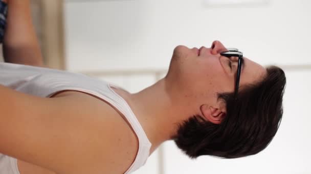 Närbild Porträtt Ung Attraktiv Man Bär Glasögon Vänder Sig Mot — Stockvideo