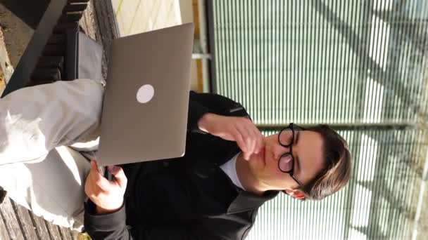 Молодой Парень Очках Улице Достает Ноутбук Нервничает Высококачественные Кадры — стоковое видео