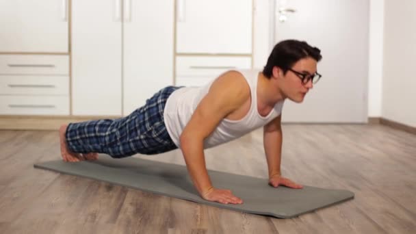 Treino Casa Sala Estar Jovem Corpo Muscular Homem Topless Fazendo — Vídeo de Stock