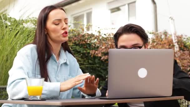 Девушка Ругает Парня Деловой Встрече Закрывает Свой Ноутбук Перед Ним — стоковое видео