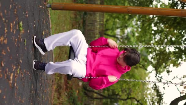 Homme Seul Dans Parc Balançant Sur Une Balançoire Homme Triste — Video