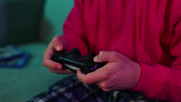 Zbliżenie Strzał Ręce Trzymając Gamepad Gry Console Guy Trzymając Kontroler — Wideo stockowe