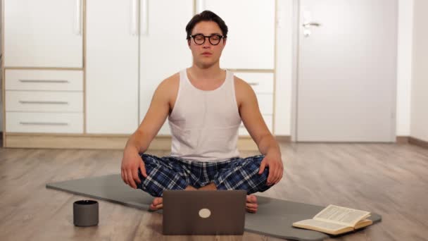 Cara Jovem Fazendo Ioga Casa Com Laptop Fim Book Lazy — Vídeo de Stock