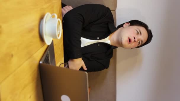 Człowiek Laptopem Filiżanką Kawy Jest Bardzo Zmęczony Pracą Pracownik Nie — Wideo stockowe