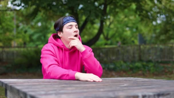 Homem Deprimido Sentado Parque Pensando Problemas Pensamentos Negativos Imagens Alta — Vídeo de Stock