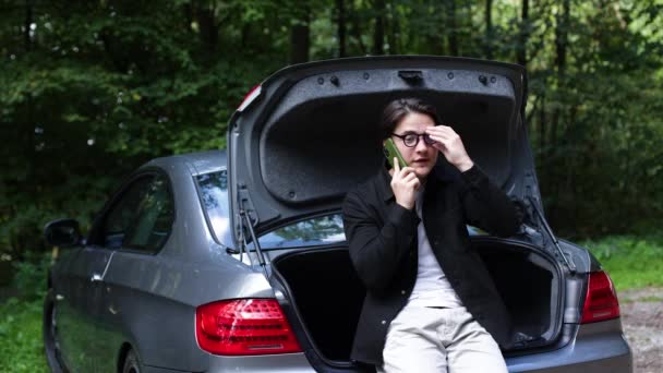 Νεαρός Άντρας Στο Δάσος Κοντά Στο Αμάξι Μιλάει Στο Τηλέφωνο — Αρχείο Βίντεο