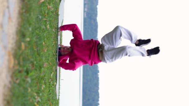 Сильний Чоловік Практикував Його Йога Позу Lake Fliing Догори Вертикальне — стокове відео
