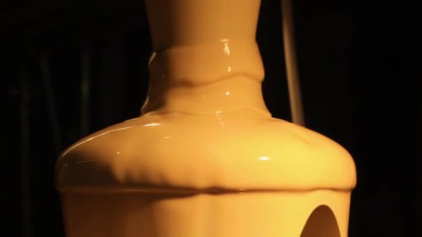 Гарячий Розтоплений Шоколад Тече Вниз Фонтану Каскаду Повільному Русі Крупним — стокове відео