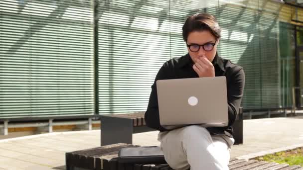 Genç Adam Gözlüğünü Çıkarıp Dizüstü Bilgisayarını Kullanıyor Yerinde Gergin Yüksek — Stok video