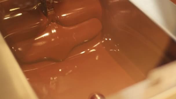 チョコレートパイ生地は ココアミキシングでひねり ビューを閉じます 高品質の4K映像 — ストック動画