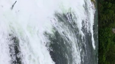 İsviçre 'de kaynamış su şelalesi. Çerçevenin her tarafına köpük ve su sıçramış. Yüksek kalite 4k görüntü