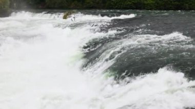 İsviçre 'de yavaş çekimde köpüren Skogafoss' un yakın çekimi, insan yok. Yüksek kalite 4k görüntü