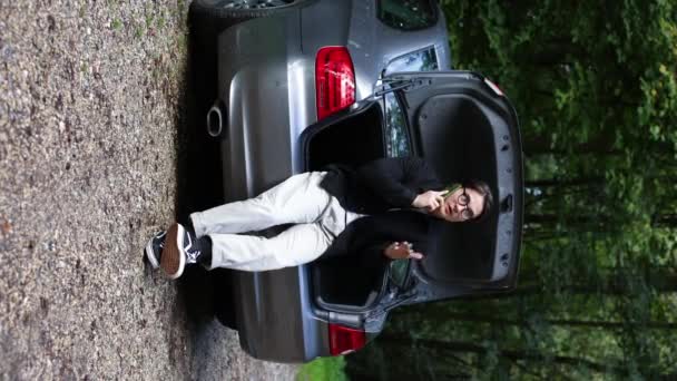 사람은 Forest Car Broke Vertical 비디오에서 기대어 전화로 말합니다 고품질 — 비디오