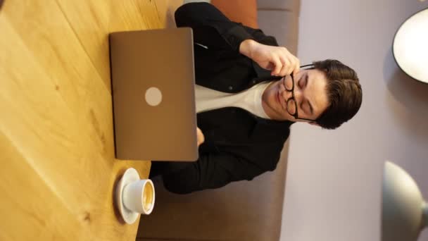 Bonito Concentrado Moderno Jovem Inteligente Colocar Seus Óculos Começar Trabalhar — Vídeo de Stock