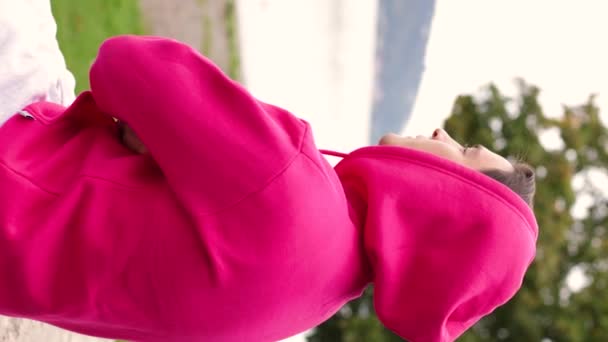 Портрет Сумного Чоловіка Рожевій Куртці Щасливий Хлопець Сумний Погляд Високоякісні — стокове відео