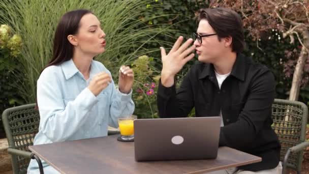 Bir Erkek Bir Kadın Bir Kafede Hakkında Tartışıyorlar Bir Proje — Stok video