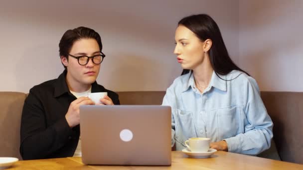 Junge Elegante Erfolgreiche Geschäftsfrau Interviewt Hübsche Frau Beim Vorstellungsgespräch Café — Stockvideo