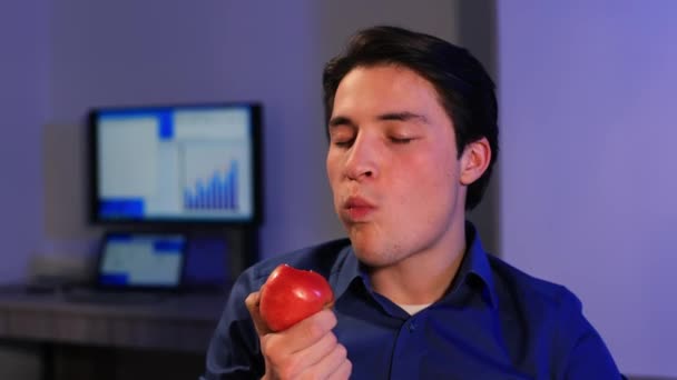 Joven Empresario Está Comiendo Manzana Oficina Close Comer Una Manzana — Vídeos de Stock