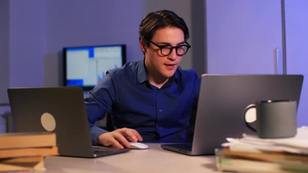 Młody Pracowity Człowiek Pracuje Aktywnie Laptopie Komputerowym Notatkami Papieru Bardzo — Wideo stockowe