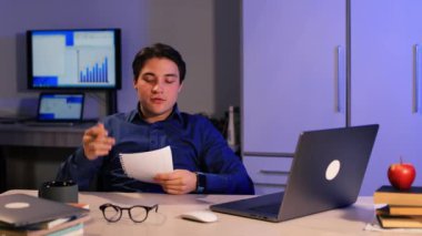  Erkek profesyonel çağrı merkezi ajanı, İnsan Kaynakları müdürü bilgisayarda web kamerasından iş görüşmesi yapıyor. Yüksek kalite 4k görüntü