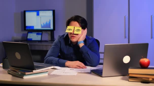 Tembel Ofis Çalışanı Yerinde Kestiriyor Gözleri Yapışkan Notlarla Kaplıyor Garip — Stok video