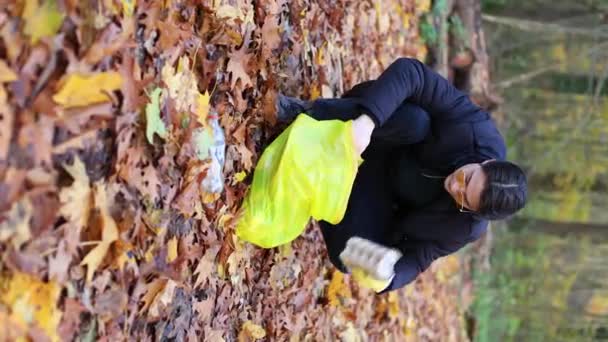 Homem Floresta Voluntário Recolhendo Garrafas Plástico Saco Lixo Ecologia Natureza Vídeo De Stock Royalty-Free