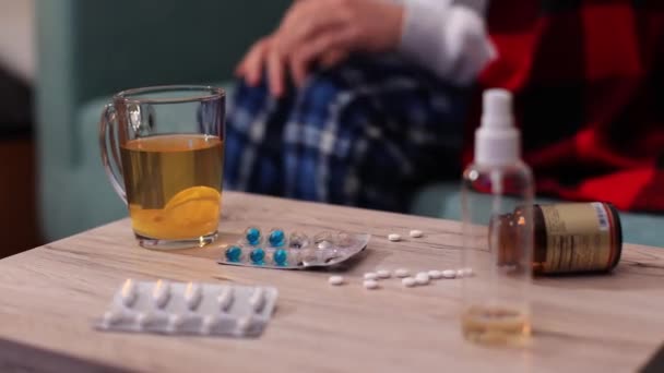 若い男性は薬を服用し 治療用カプセル 抗生物質 ビタミンをテーブルから手 医学のコンセプトに取り入れる 高品質の4K映像 — ストック動画