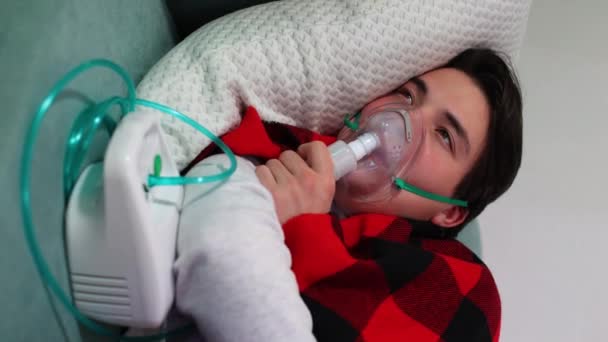 Homme Fait Inhalation Aide Nébuliseur Est Allongé Sur Canapé Mouvement — Video