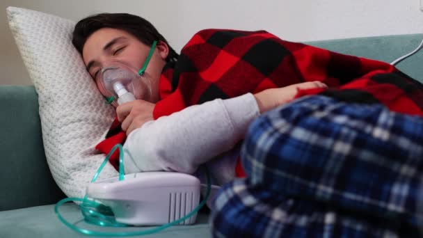 Homem Está Doente Cama Casa Frente Respirando Com Nebulizador Imagens Vídeo De Stock Royalty-Free