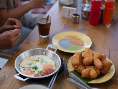 Çin usulü yumurta ya da jambonlu kızarmış yumurta, sosis ve sebze sosu çok lezzetli Tayland yemeğidir.