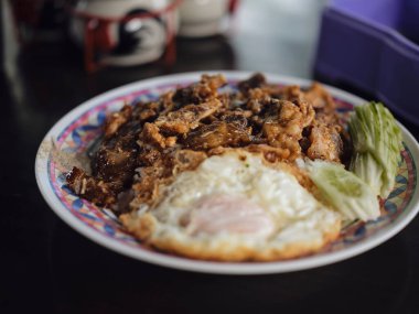 Sarımsaklı domuz eti, biber ve pilavlı sahanda yumurta.. 