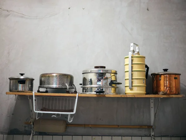 Utensilios Cocina Viejos Colgando Estante Diferentes Tamaños Sartenes Utensilios Cocina — Foto de Stock