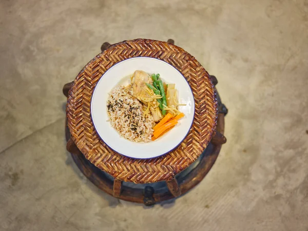 Gedämpftes Gebratenes Huhn Oder Hainanese Chicken Rice Auf Stuhl lizenzfreie Stockbilder