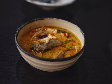 Geleneksel Tayland çorbası Tom Yum balıklı, hindistan cevizi sütlü, biberli ve pirinç kaseli. 