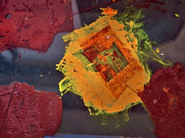 Artistik arka planda sanatçı fırçaları yakın plan. Çizim için boya ve aksesuarlar